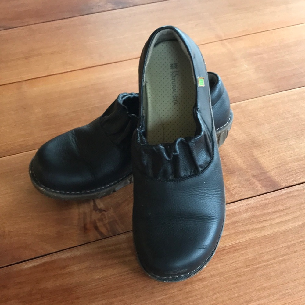 El Naturalista clog style shoe